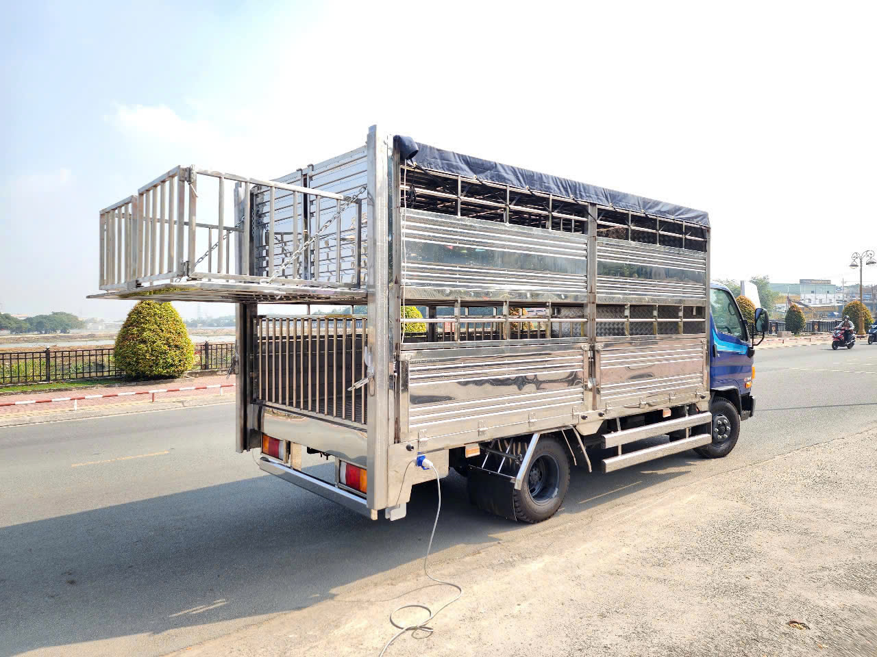 W750 Chở Gia Súc